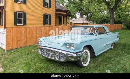 DEARBORN, MI/USA - 20. JUNI 2015: Ein Ford Thunderbird-Auto aus dem Jahr 1960 auf der Henry Ford (THF) Motor Muster Car Show, Greenfield Village, nahe Detroit. Stockfoto