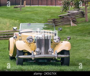 DEARBORN, MI/USA - 20. JUNI 2015: Ein 1952 MG TD-Auto auf der Henry Ford (THF) Motor Muster Car Show, Greenfield Village, nahe Detroit, Michigan. Stockfoto