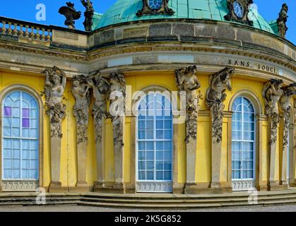 Südseite Schloss Sanssouci mit halbovalem Mittelbau, Bauwerk des preußischen Barocks, speziell des friderizianischen Rokokos, Park Sanssouci, Potsdam, Stockfoto