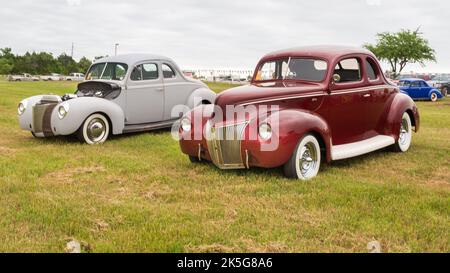 AUSTIN, TX/USA - 17. April 2015: Zwei Ford Coupé-Fahrzeuge, 1939 und 1940), Lonestar Round Up Car Show. Stockfoto