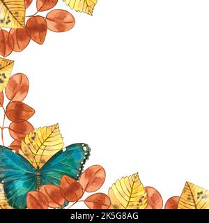 Ein quadratischer Rahmen aus herbstlich roten und gelben Blättern und einem blauen Schmetterling, der in Aquarell auf weißem Hintergrund handbemalt ist. Stockfoto