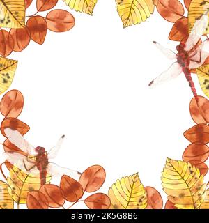 Ein quadratischer Rahmen aus herbstlich roten und gelben Blättern und einer roten Libelle, handbemalt in Aquarell auf weißem Grund. Stockfoto