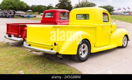 AUSTIN, TX/USA - 17. April 2015: Zwei Chevrolet Pickup Trucks, Lonestar Round Up Car Show. Stockfoto