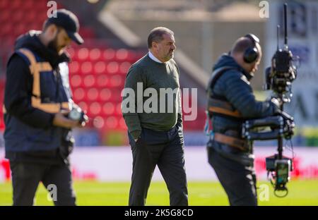 McDiarmid Park, Perth, Großbritannien. 8. Oktober 2022. Schottischer Premier League-Fußball, St. Johnstone versus Celtic: Celtic Manager Angelos Postecoglou flankiert von den TV-Kameras Credit: Action Plus Sports/Alamy Live News Stockfoto