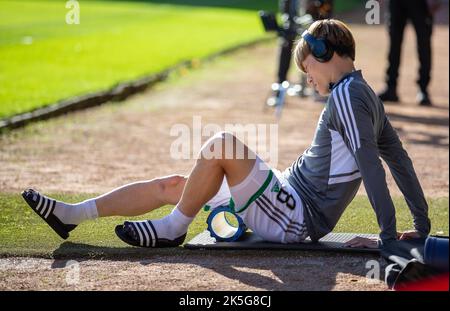 McDiarmid Park, Perth, Großbritannien. 8. Oktober 2022. Schottischer Premier League-Fußball, St. Johnstone versus Celtic: Kyogo Furuhashi von Celtic erwärmt sich Kredit: Action Plus Sports/Alamy Live News Stockfoto