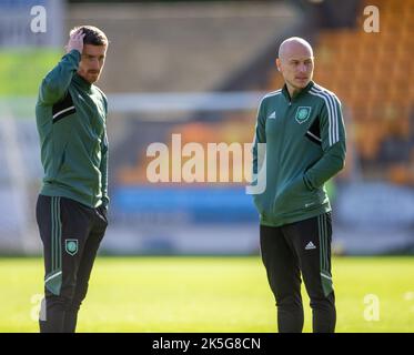 McDiarmid Park, Perth, Großbritannien. 8. Oktober 2022. Schottischer Premier League Football, St. Johnstone versus Celtic: Anthony Ralston von Celtic und Aaron Mooy von Celtic Credit: Action Plus Sports/Alamy Live News Stockfoto