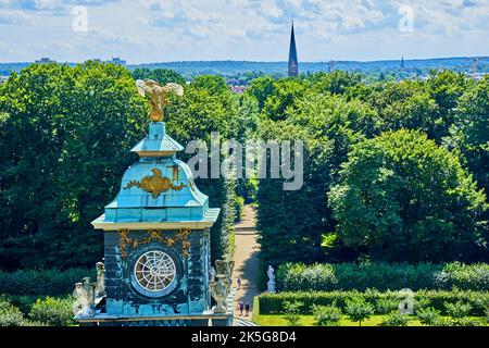 Laterne mit Adler und Schlange im Kampf von Benjamin Giese und Friedrich Jury, Sanssouci New Chambers und Blick auf den Park Sanssouci, Potsdam, Deutschland. Stockfoto