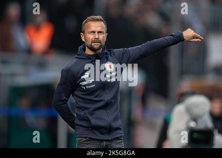 Braunschweig, Deutschland. 08. Oktober 2022. Fußball: 2. Bundesliga, Eintracht Braunschweig - FC St. Pauli, Matchday 11, Eintracht-Stadion. Braunschweiger Trainer Michael Schiele zeigt Gesten. Quelle: Swen Pförtner/dpa - Nutzung nur nach schriftlichem Vereinbarung mit der dpa/Alamy Live News Stockfoto