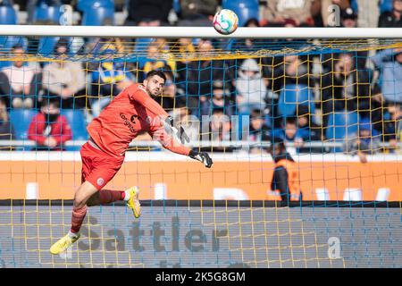 Braunschweig, Deutschland. 08. Oktober 2022. Fußball: 2. Bundesliga, Eintracht Braunschweig - FC St. Pauli, Matchday 11, Eintracht-Stadion. St. Pauli Torhüter Nikola Vasilj fstet den Ball. Quelle: Swen Pförtner/dpa - Nutzung nur nach schriftlichem Vereinbarung mit der dpa/Alamy Live News Stockfoto