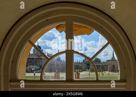 Blick durch ein halbrundes Fenster im Neuen Palais auf den sogenannten Comuns, heute Campus der Universität Potsdam. Stockfoto