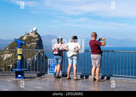 Touristen auf der Aussichtsplattform an der Bergstation der Seilbahn, die sich im Upper Rock Nature Reserve in Gibraltar befindet. Stockfoto