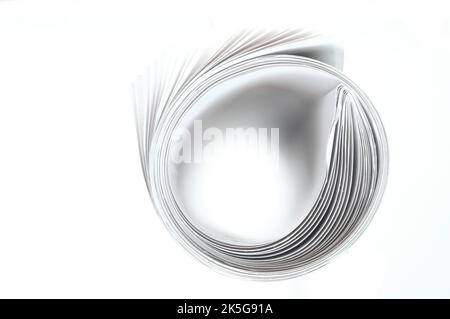 Aufgerollte Zeitung auf weißem Hintergrund, Nahaufnahme mit selektivem Fokus.Lesen, Newsfeed, Informationskonzept. Stockfoto