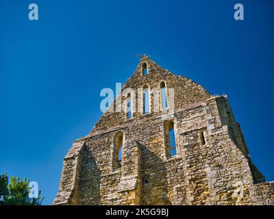 Die Ruinen der Endwand der Abteikirche in Battle in East Sussex, Großbritannien, wo die Schlacht von Hastings im Jahr 1066 stand. An einem sonnigen Tag aufgenommen. Stockfoto