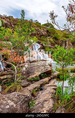 Eine Reihe von klaren Wasserfällen zwischen den Felsen und der einheimischen Vegetation des Naturreservats Biribiri in Diamantina, Minas Gerais, Brasilien Stockfoto