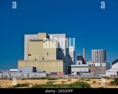 Die nicht betriebsfähigen Kernkraftwerke Dungeness A (Magnox - links) und Dungeness B (AGR - rechts) auf der Dungeness-Landzunge in Kent, Großbritannien. Stockfoto