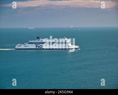 Eine weiße P&O-Cross-Channel-Fähre nähert sich dem Hafen von Dover. An einem ruhigen Tag mit flachem Meer im Sommer. Stockfoto