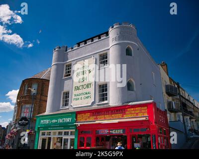 Die Fassade von Peter's Fish and Chip Factory - ein traditioneller Anbieter des großen britischen Heftklammers von gebratenem Fisch und Chips in Ramsgate. Stockfoto