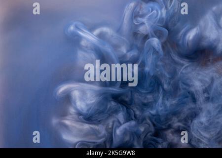 Abstrakte flüssige Acrylmalerei. Marmorierte blaue abstrakte Tinte Wolke auf dem Hintergrund. Muster aus flüssigem Marmor. Moderne Kunst Stockfoto
