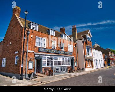 Das New Inn im Dorf Sandwich in Kent, England, Großbritannien. Teil der Freizeitgruppe der Thorley Taverns. Aufgenommen an einem sonnigen Sommertag mit blauem Himmel Stockfoto