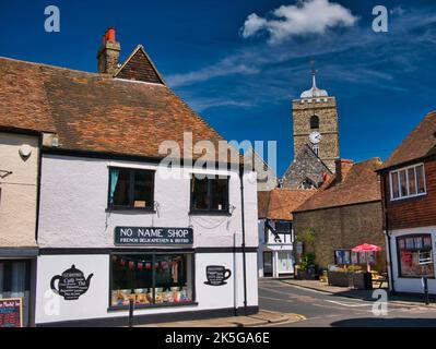 In No Name Street, The No Name Shop, in der malerischen ländlichen Stadt Sandwich, Kent, Großbritannien. Aufgenommen an einem Sonnentag im Sommer mit blauem Himmel. Stockfoto