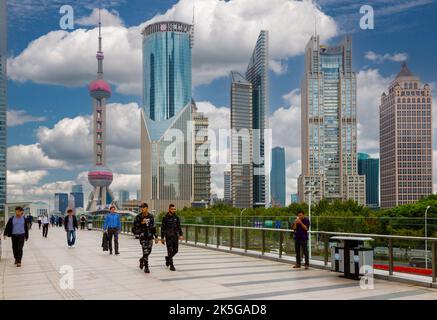 China, Shanghai.  Oriental Pearl TV Tower, Bürogebäude und Fußgänger. Stockfoto