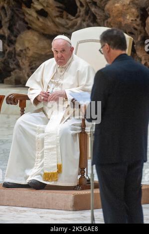 Italien, Rom, Vatikan, 2022/10/08. Papst Franziskus Und Flankiert Von