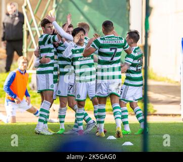 McDiarmid Park, Perth, Großbritannien. 8. Oktober 2022. Schottischer Premier League-Fußball, St. Johnstone versus Celtic: Celtic-Spieler feiern, nachdem Andrew Considine von St. Johnstone in der 42.-minütigen Spielzeit ein eigenes Tor erzielt hat und damit 1-0 für Celtic Punkte erzielt hat. Credit: Action Plus Sports/Alamy Live News Stockfoto