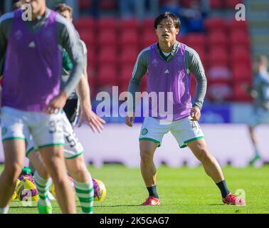 McDiarmid Park, Perth, Großbritannien. 8. Oktober 2022. Schottischer Premier League-Fußball, St. Johnstone versus Celtic: REO Hatate of Celtic beim Aufwärmen Credit: Action Plus Sports/Alamy Live News Stockfoto