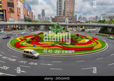 China, Shanghai.  Kreisverkehr Denkmal 1949 Gründung des kommunistischen China. Stockfoto