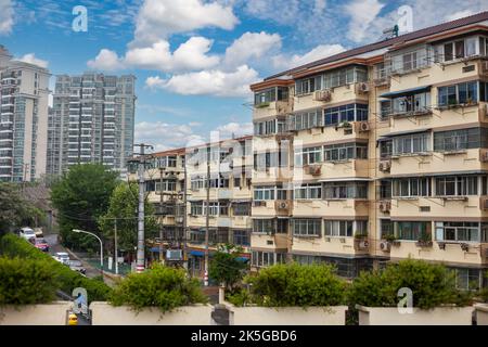 Nanjing, Jiangsu, China. Apartment Gebäude mit einzelnen Klimageräte für jede Wohnung. Hinweis Solaranlage auf dem Dach. Stockfoto