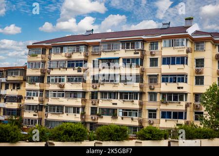 Nanjing, Jiangsu, China. Apartment Gebäude mit einzelnen Klimageräte für jede Wohnung. Hinweis solare Wasser-Heizungen auf dem Dach. Stockfoto