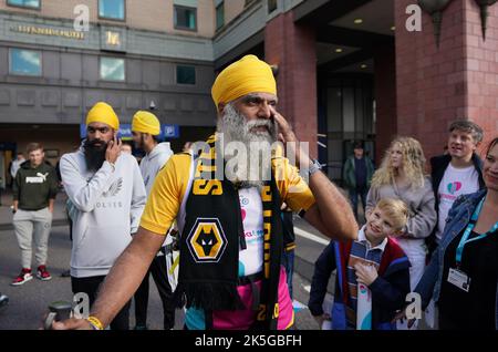 Die britische Demenz-Spendenaktion Manny Singh Kang kommt vor dem Spiel in der Premier League in Stamford an, nachdem sie in drei Tagen 125 Meilen gelaufen war, um Geld für die Krankenschwestern der Wohltätigkeitsorganisationen zu sammeln, die von allen Formen von Demenz betroffene Familien unterstützen. Bilddatum: Samstag, 8. Oktober 2022. Stockfoto