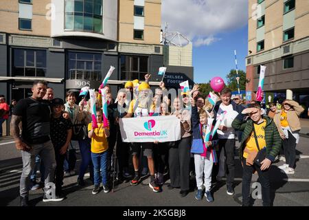 Die britische Demenz-Spendenaktion Manny Singh Kang kommt vor dem Spiel in der Premier League in Stamford an, nachdem sie in drei Tagen 125 Meilen gelaufen war, um Geld für die Krankenschwestern der Wohltätigkeitsorganisationen zu sammeln, die von allen Formen von Demenz betroffene Familien unterstützen. Bilddatum: Samstag, 8. Oktober 2022. Stockfoto