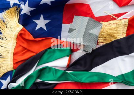 USA und VAE Flaggen und Spielzeughaus Stockfoto