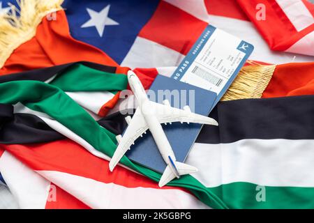 Nationale VAE, US-Flaggen, Spielzeugflugzeug und Pässe Stockfoto