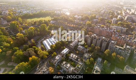 Blick vom holland Park in Richtung High Street Kensington, Royal Borough of Kensington und Chelsea, London, England Stockfoto