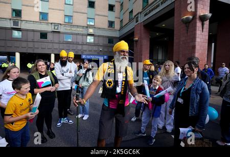 Die britische Demenz-Spendenaktion Manny Singh Kang kommt vor dem Spiel in der Premier League in Stamford an, nachdem sie in drei Tagen 125 Meilen gelaufen war, um Geld für die Krankenschwestern der Wohltätigkeitsorganisationen zu sammeln, die von allen Formen von Demenz betroffene Familien unterstützen. Bilddatum: Samstag, 8. Oktober 2022. Stockfoto