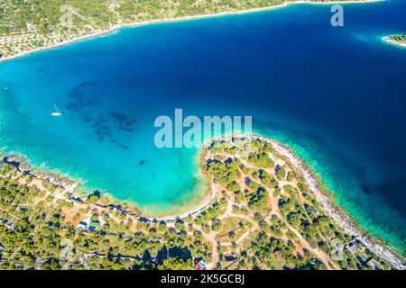 Kosirna Strand und türkisfarbene Bucht auf Murter Insel Luftbild, Dalmatien Archipel von Kroatien Stockfoto