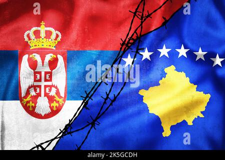 Grunge Flaggen von Serbien und Kosovo geteilt durch Stacheldraht Illustration, Konzept der angespannten Beziehungen zwischen Serbien und Kosovo Stockfoto