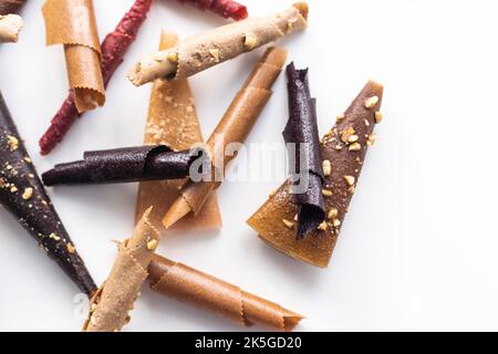 Natürliche und gesunde Snack-Lebensmittel - Fruchtpastille aus Äpfeln, Himbeere und Johannisbeere auf weißem Hintergrund. Fruchtmarschall Stockfoto