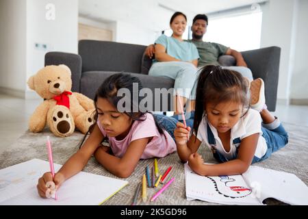 Kinderzeichnungen, Notebook-Bildung und Eltern im Wohnzimmer zum Entspannen mit Kindern auf dem Boden. Mädchen Geschwister schreiben, studieren und Hausaufgaben in der Stockfoto