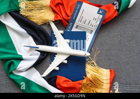 Nationale VAE, US-Flaggen, Spielzeugflugzeug und Pässe auf grauem Hintergrund Stockfoto