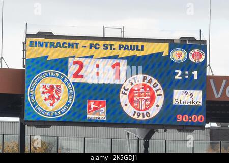 Braunschweig, Deutschland. 08. Oktober 2022. Fußball: 2. Bundesliga, Eintracht Braunschweig - FC St. Pauli, Matchday 11, Eintracht-Stadion. Ansicht des Scoreboards mit dem Endergebnis 2:1. Quelle: Swen Pförtner/dpa - Nutzung nur nach schriftlichem Vereinbarung mit der dpa/Alamy Live News Stockfoto