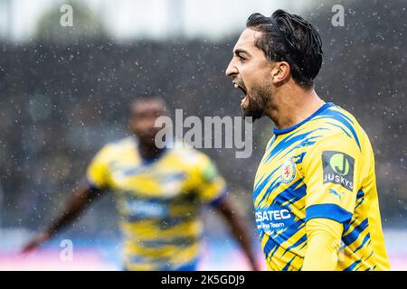 Braunschweig, Deutschland. 08. Oktober 2022. Fußball: 2. Bundesliga, Eintracht Braunschweig - FC St. Pauli, Matchday 11, Eintracht-Stadion. Braunschweigs Immanuel Pherai feiert nach seinem Ziel, es 2:1 zu schaffen. Quelle: Swen Pförtner/dpa - Nutzung nur nach schriftlichem Vereinbarung mit der dpa/Alamy Live News Stockfoto