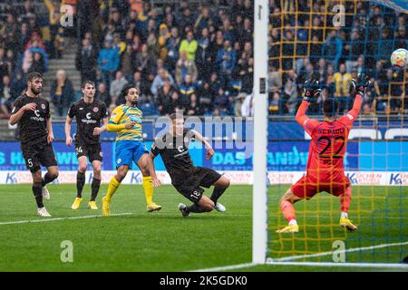 Braunschweig, Deutschland. 08. Oktober 2022. Fußball: 2. Bundesliga, Eintracht Braunschweig - FC St. Pauli, Matchday 11, Eintracht-Stadion. Braunschweigs Immanuel Pherai punktet mit 2:1. Quelle: Swen Pförtner/dpa - Nutzung nur nach schriftlichem Vereinbarung mit der dpa/Alamy Live News Stockfoto