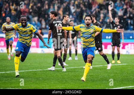 Braunschweig, Deutschland. 08. Oktober 2022. Fußball: 2. Bundesliga, Eintracht Braunschweig - FC St. Pauli, Matchday 11, Eintracht-Stadion. Braunschweigs Immanuel Pherai (r) feiert nach seinem Ziel, es 2:1 zu schaffen. Quelle: Swen Pförtner/dpa - Nutzung nur nach schriftlichem Vereinbarung mit der dpa/Alamy Live News Stockfoto