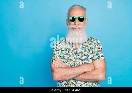 Nahaufnahme Foto von alt gealterten Macho Mann Freund tragen tropisches Hemd Sonnenbrille Strahl Verbot gefalteten Armen leeren Raum Deal isoliert auf blauem Hintergrund Stockfoto