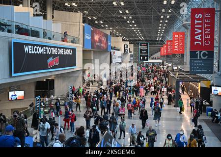Gäste besuchen die New York Comic Con 2022 am 07. Oktober 2022 in New York City. Stockfoto