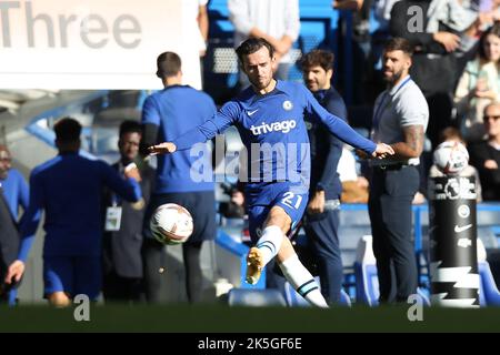 London, Großbritannien. 08. Oktober 2022. Ben Chilwell von Chelsea erwärmt sich während des Premier League-Spiels zwischen Chelsea und Wolverhampton Wanderers am 8. Oktober 2022 in Stamford Bridge, London, England. Foto von Ken Sparks. Nur zur redaktionellen Verwendung, Lizenz für kommerzielle Nutzung erforderlich. Keine Verwendung bei Wetten, Spielen oder Veröffentlichungen einzelner Clubs/Vereine/Spieler. Kredit: UK Sports Pics Ltd/Alamy Live Nachrichten Stockfoto