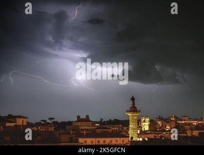Die Säule des Marcus Aurelius in einem Gewitter in Rom, Italien Stockfoto